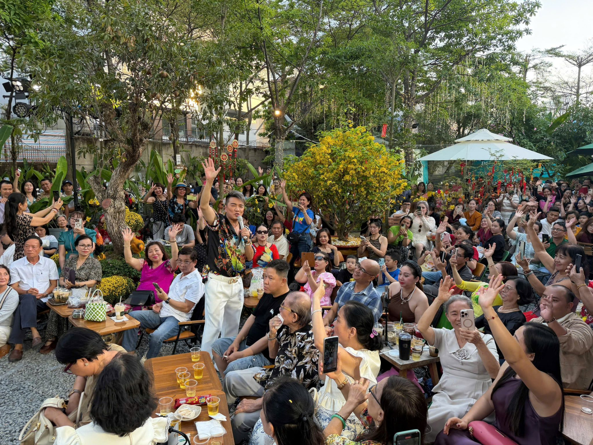 Tiệm Cà Phê Cà Pháo của Đàm Vĩnh Hưng hút khách