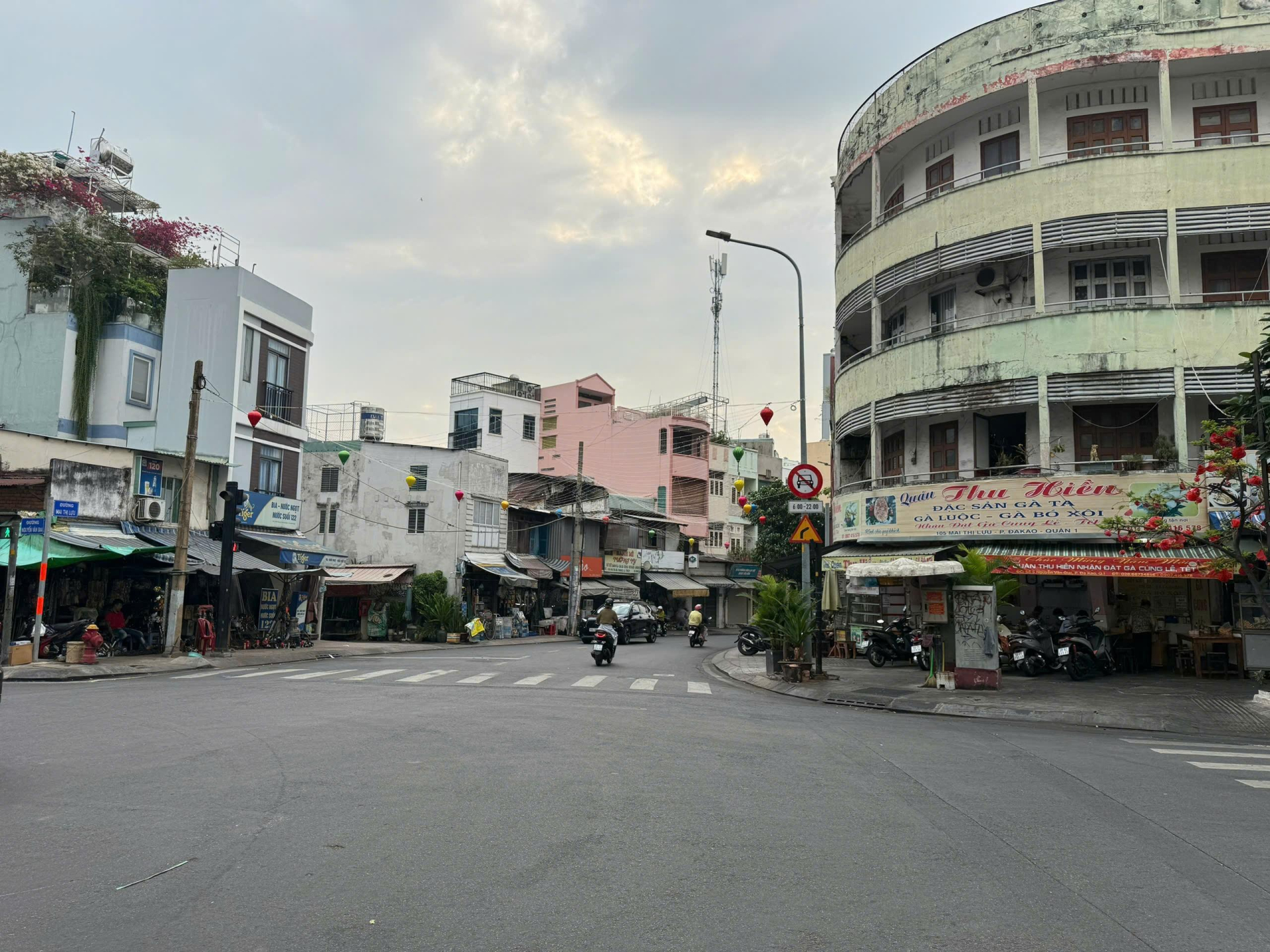 Hình ảnh biển cấm xe ô tô, thời gian từ 06h00 – 22h00 trên đường Mai Thị Lựu.