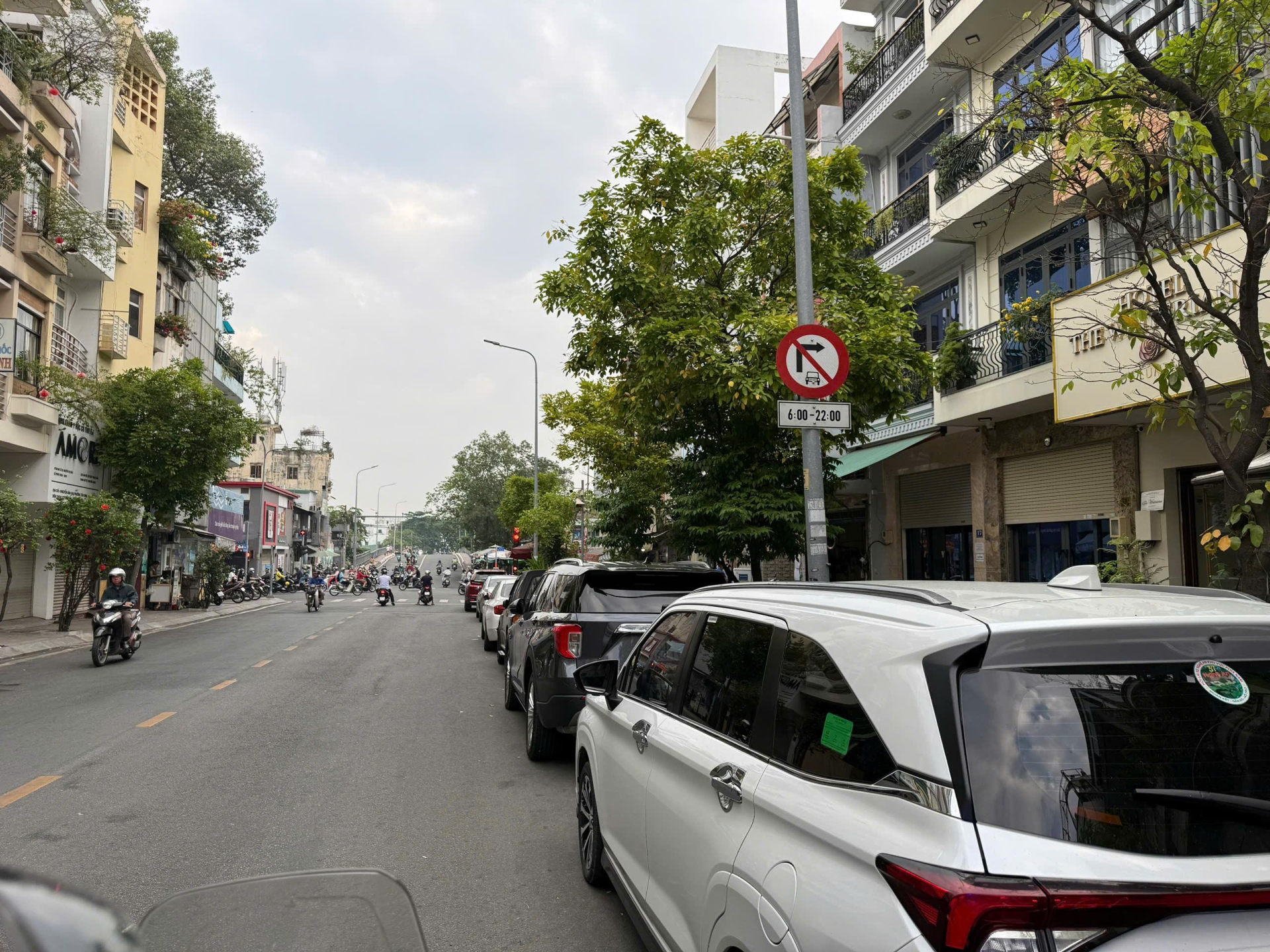 Hình ảnh biển cấm ô tô rẽ phải từ 06h00 – 22h00 trên đường Nguyễn Văn Giai.