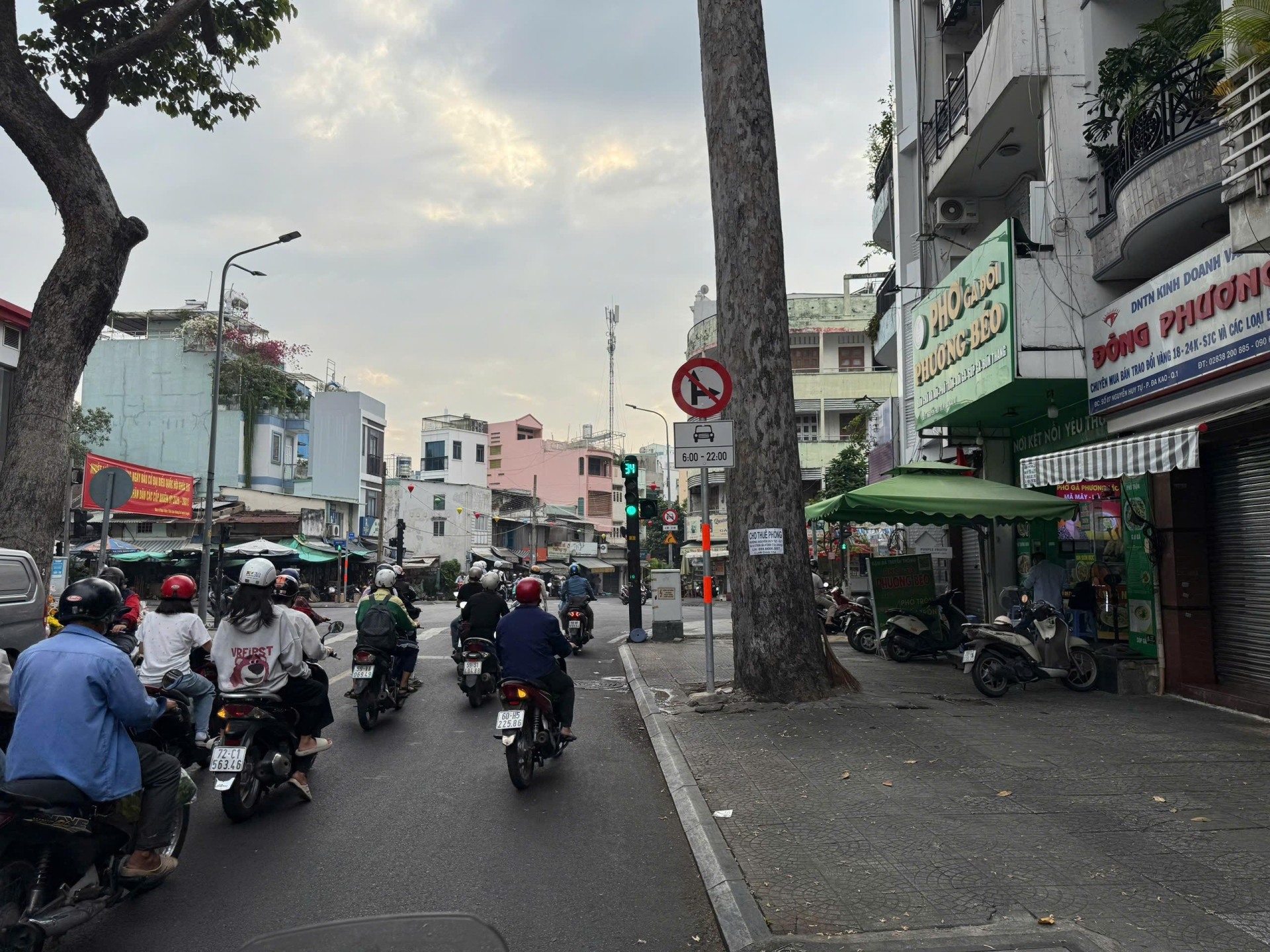 Hình ảnh biển báo cấm đi thẳng, rẽ phải đối với xe ô tô thời gian từ 06h00 – 22h00 trên đường Nguyễn Huy Tự.