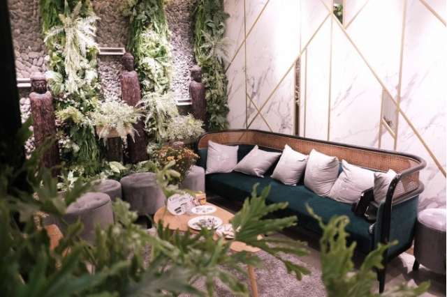 Tầng dưới của ngôi nhà được dành cho các hoạt động kinh doanh