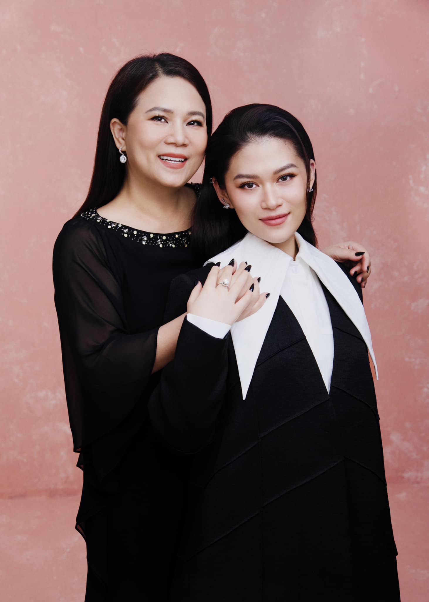 Nữ diễn viên 9X đập thông 6 căn chung cư ở TP. HCM làm nhà ở, đang sống cùng mẹ là đại gia thủy sản nghìn tỷ 