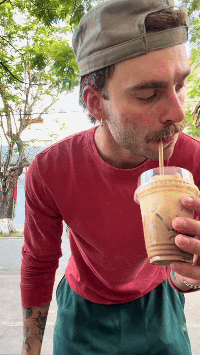 Biểu cảm thích thú của vị khách Tây khi uống cà phê muối Việt Nam (Nguồn: TikTok @harold.holland)