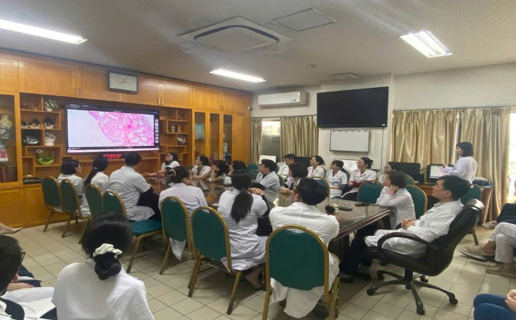 Cuộc hội chẩn căng thẳng giữa các bác sĩ lâm sàng và bác sĩ giải phẫu bệnh