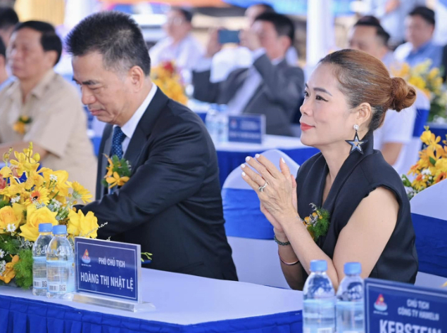 Vợ chồng Mỹ Lệ tại một sự kiện của công ty do vợ chồng chị làm chủ.