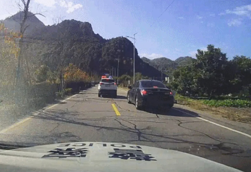 Phát hiện hơn 11,4 tỷ đồng tiền mặt trên 1 chiếc ô tô không có biển số