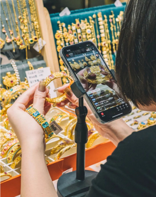 Chi 200 triệu mua v&ograve;ng v&agrave;ng qua livestream, đợi 4 th&aacute;ng kh&ocirc;ng được giao h&agrave;ng: Người b&aacute;n ho&agrave;n to&agrave;n mất li&ecirc;n lạc- Ảnh 1.