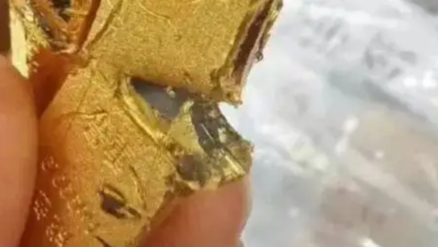 Hình ảnh thỏi vàng mà ông Trần cho là lẫn tạp chất màu đen