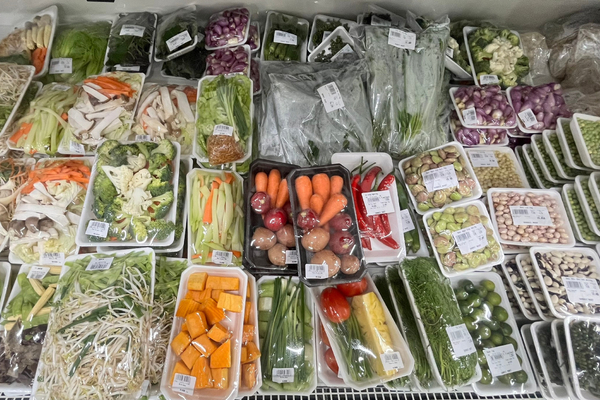 Nhiều người thích mua vì tiện nhưng nhân viên siêu thị nói thẳng: 5 loại thực phẩm này càng bắt mắt càng phải nhìn kỹ