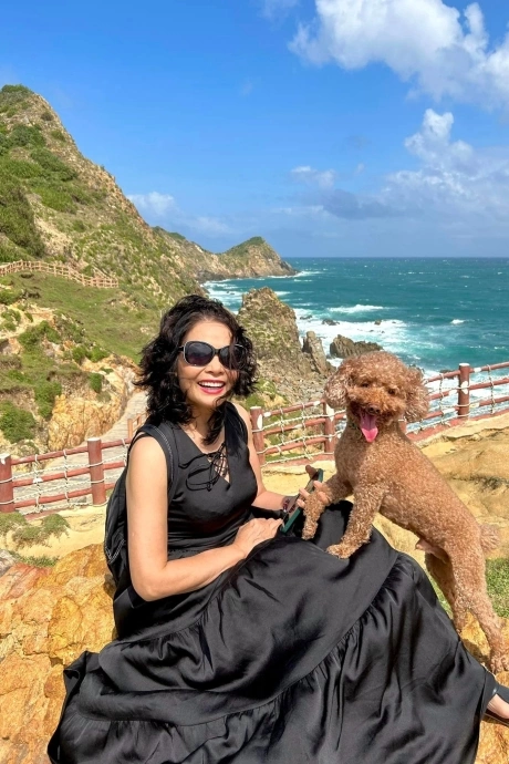 Nữ NSND nổi tiếng sống một mình trong căn hộ 70m2 tại Hà Nội, tuổi 70 được con gái âm thầm tìm bạn trai, mời sang Mỹ