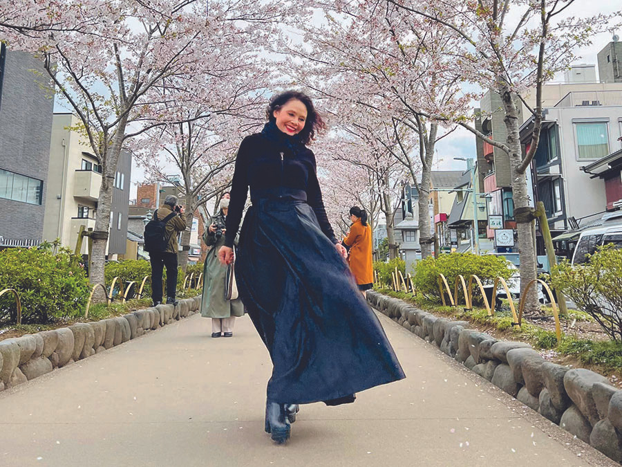 Nữ NSND nổi tiếng sống một mình trong căn hộ 70m2 tại Hà Nội, tuổi 70 được con gái âm thầm tìm bạn trai, mời sang Mỹ