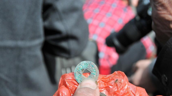 Công trường dừng thi công khẩn cấp vì máy xúc đào trúng vật cứng chứa hiện vật nặng hơn 100kg, con mương rộng 6m bị phong tỏa