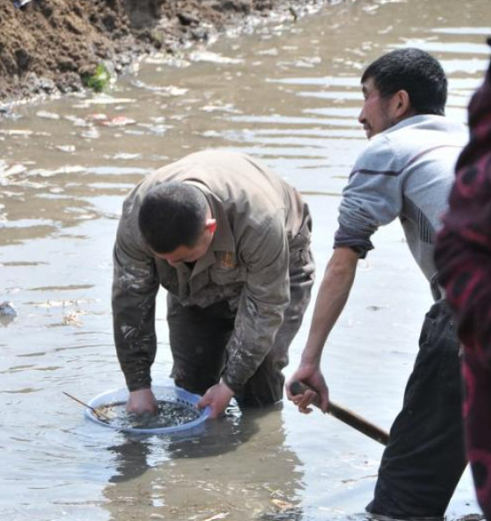 Công trường dừng thi công khẩn cấp vì máy xúc đào trúng vật cứng chứa hiện vật nặng hơn 100kg, con mương rộng 6m bị phong tỏa