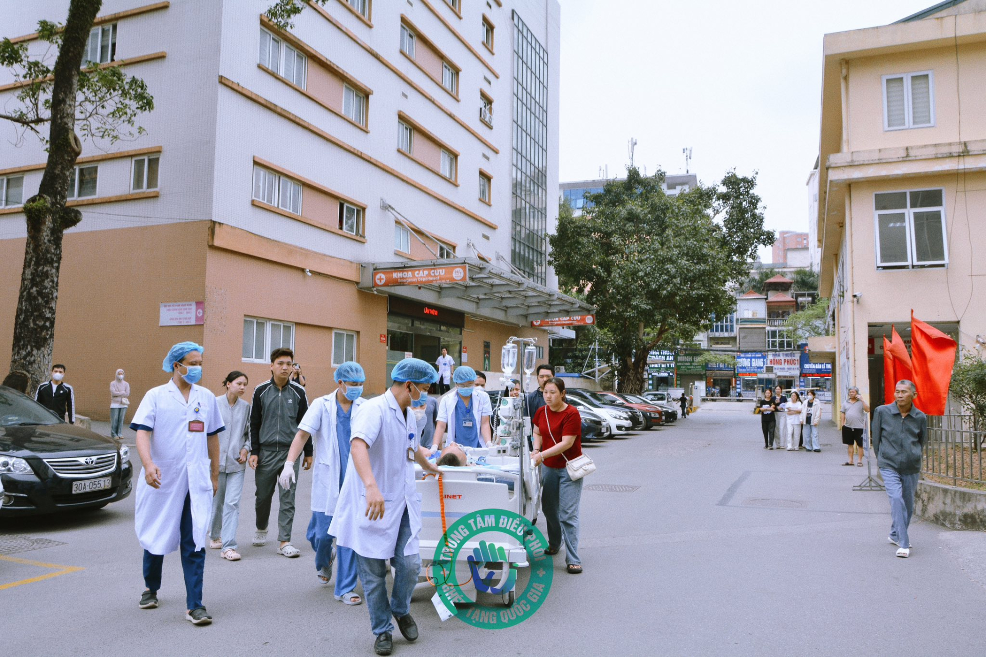 Người thân tiễn đưa người đàn ông 31 tuổi đoạn cuối. Ảnh: Trung tâm Điều phối Ghép tạng Quốc gia