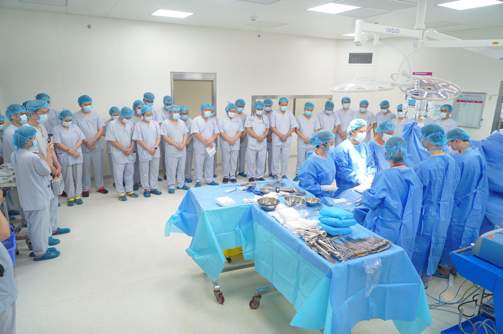 Trong phòng mổ của Bệnh viện E, các thầy thuốc đã nói lời tiễn biệt và tri ân người bệnh chết não trong niềm xúc động nghẹn ngào. Ảnh: Bệnh viện E