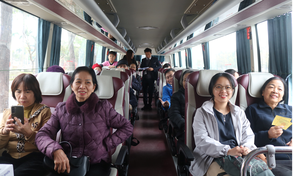 Nhân dân và du khách sẽ được trải nghiệm tour du lịch miễn phí bằng xe du lịch 45 ghế/xe. Ảnh: Báo điện tử tỉnh Bắc Ninh.