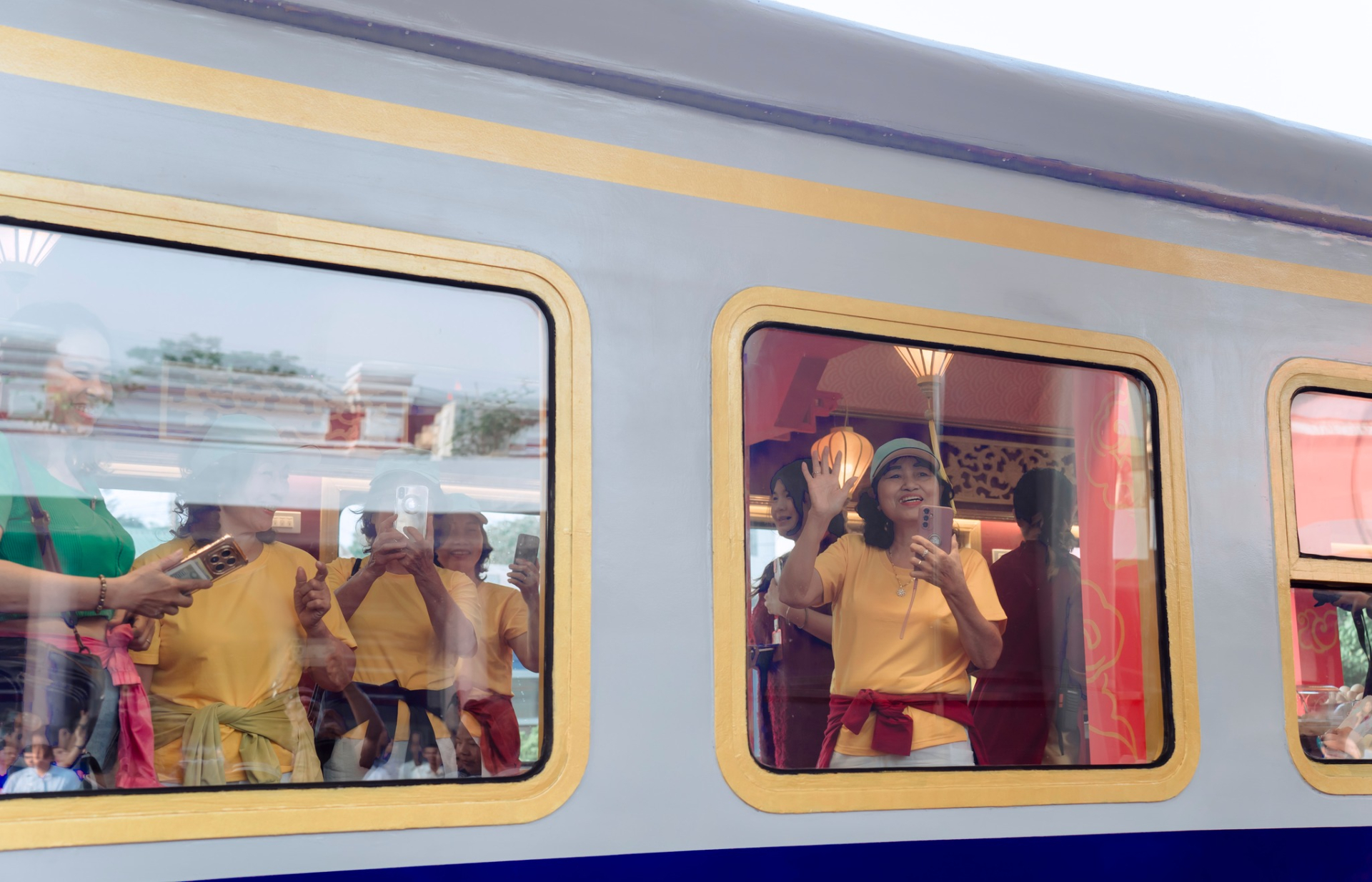 Người dân háo hức trải nghiệm chuyến tàu “Hành trình kết nối di sản Miền Trung”