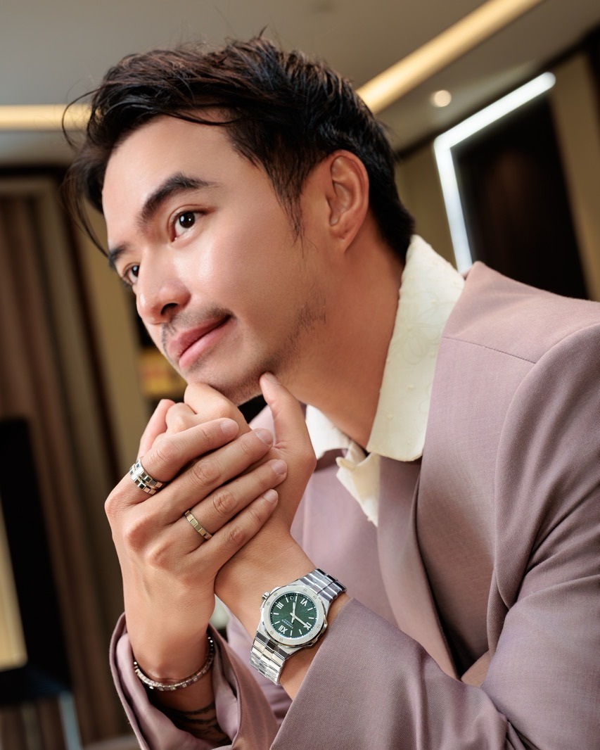 Nhà sáng tạo nội dung Lý Thành Cơ gây ấn tượng với cách mix-match trang sức Ice Cube và đồng hồ Alpine Eagle ton-sur-ton.