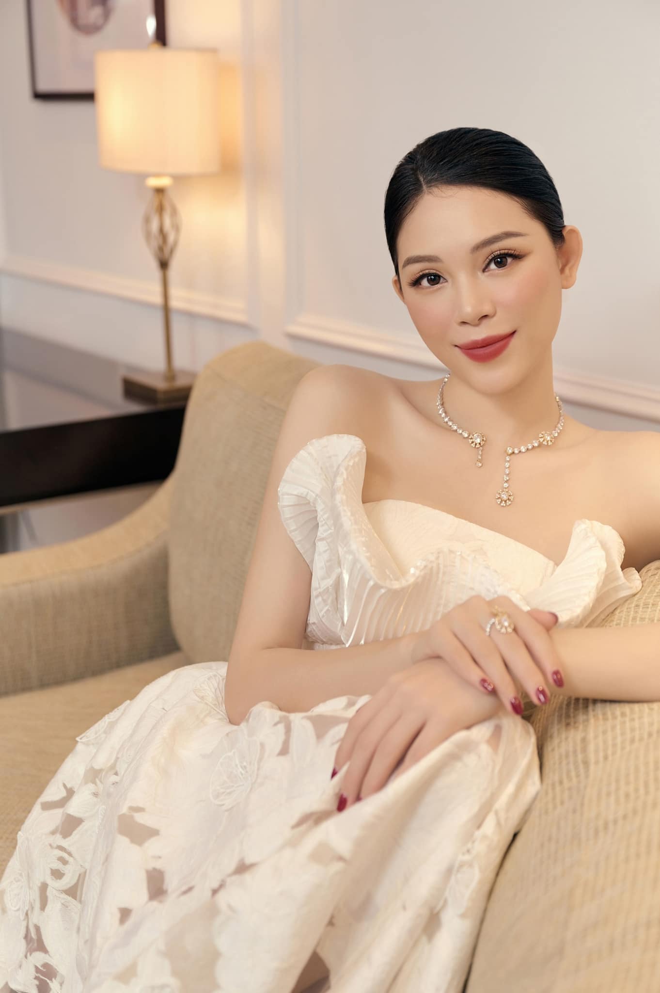 Chân dung cô gái Việt khiến con trai tỷ phú si mê, rước về bạch dinh 