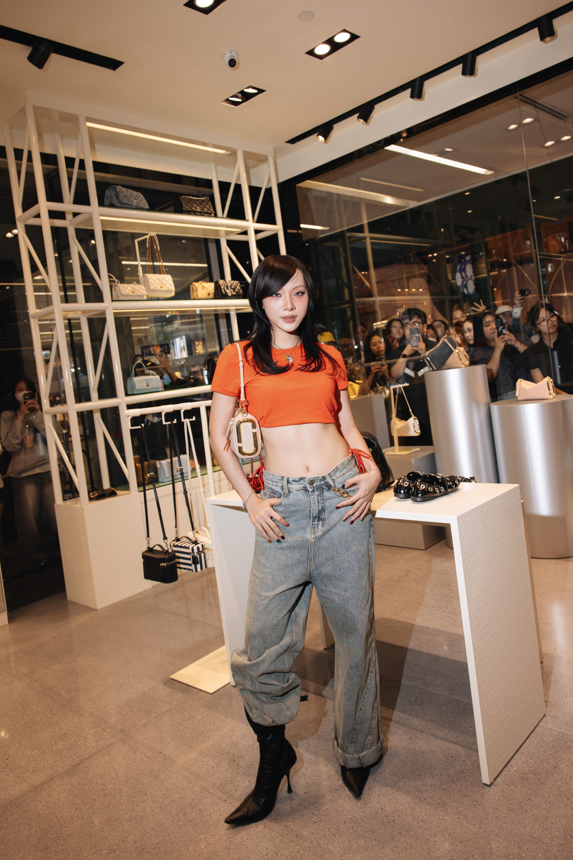   Mỹ Mỹ đặt mẫu túi The Snapshot làm trung tâm của bộ trang phục mang phong cách Y2K, bên cạnh áo crop top khoe vòng eo thể thao và quần baggy bụi bặm.   