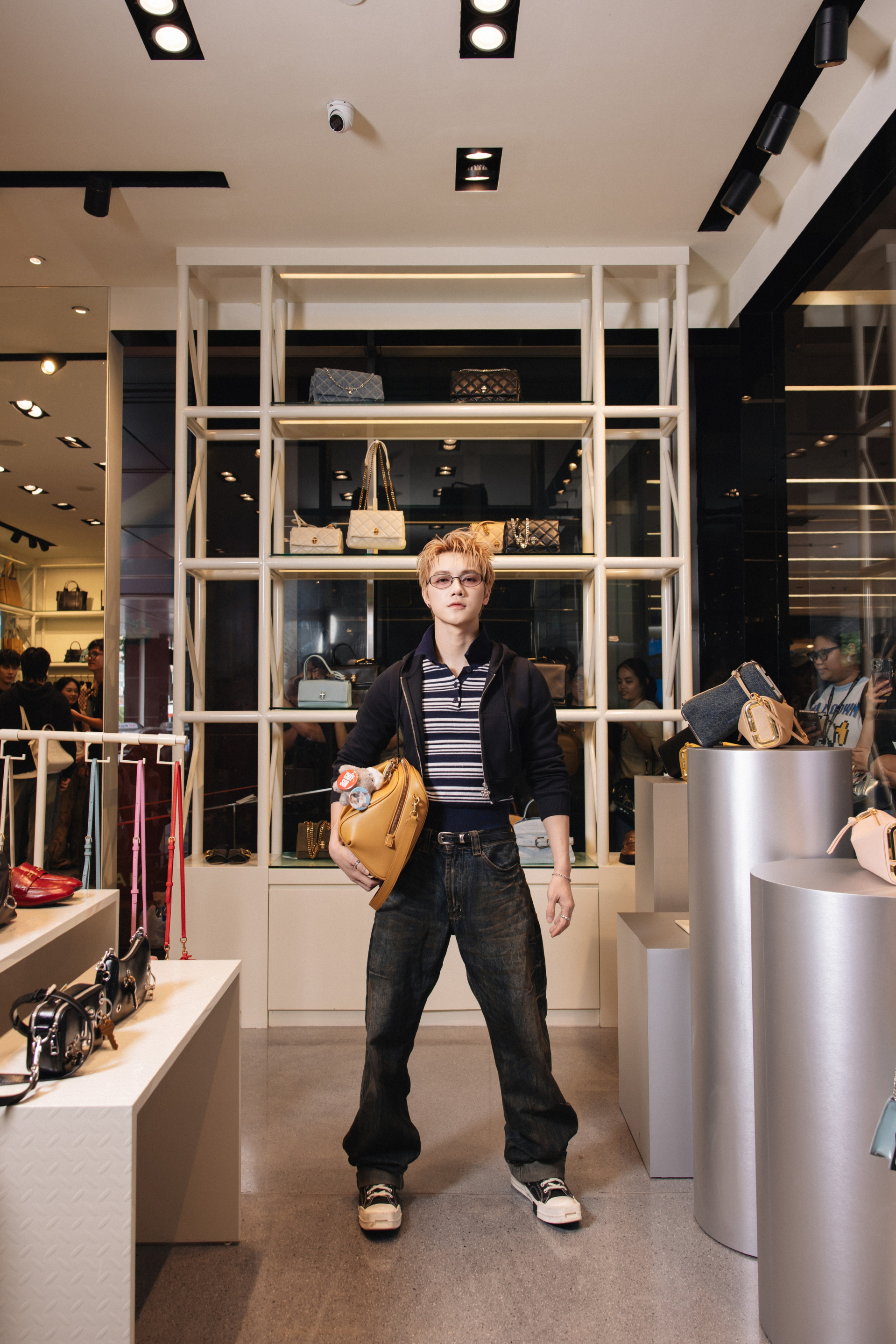   JSOL chọn áo khoác dáng crop kết hợp cùng quần baggy và giày thể thao đậm chất Y2K để check in tại sự kiện.   