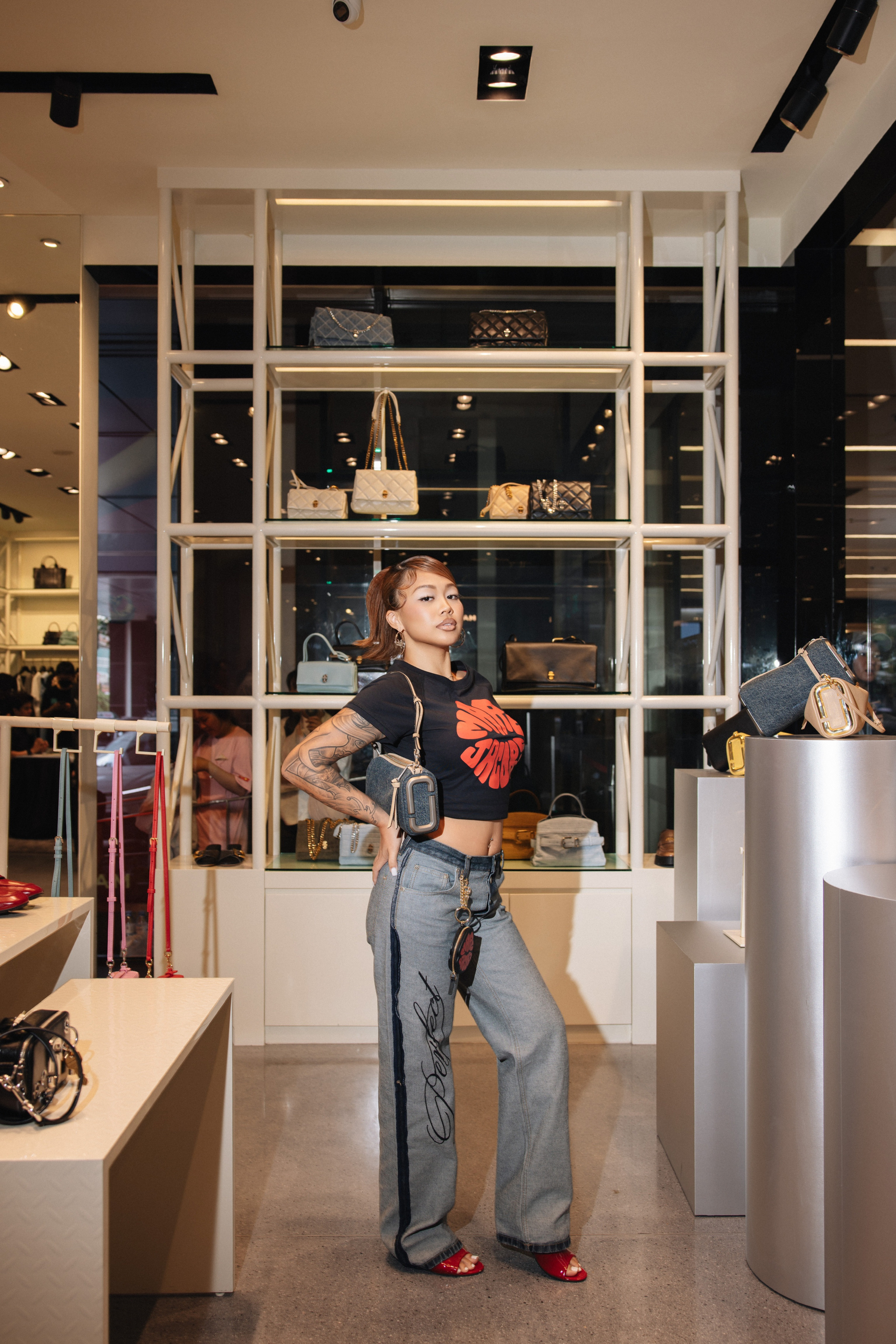   DJ ABG Tina - khách mời quen mặt tại các sự kiện của Marc Jacobs Việt Nam - xuất hiện với phong cách gợi cảm pha chất chic.   