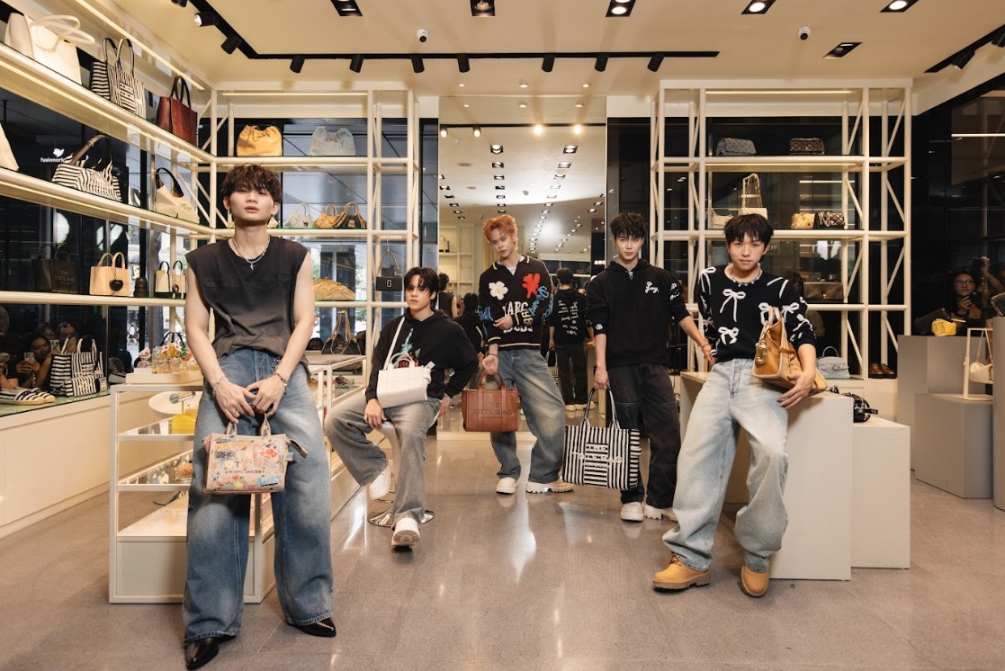   Năm thành viên của nhóm UPRIZE trình diễn các biến thể đa dạng từ chất liệu denim và họa tiết monogram jacquard. Nhóm nhạc chuộng các mẫu túi xách cỡ lớn phối cùng áo không tay, quần baggy bụi bặm phi giới tính cho mùa Xuân 2026.   