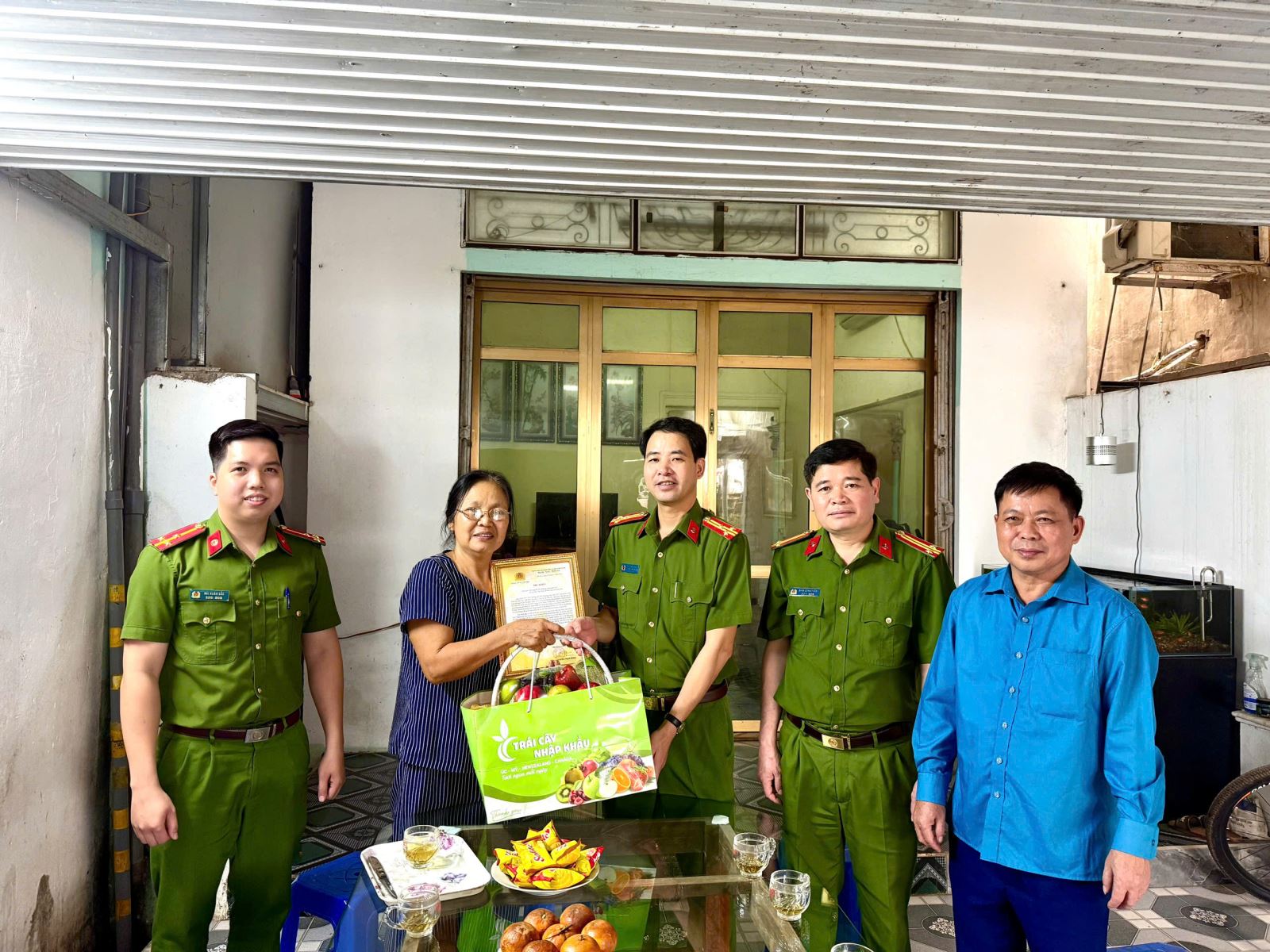 Ban Chỉ huy Công an xã Tân Lạc thăm hỏi, biểu dương bà Nguyễn Thị Phương vì nghĩa cử cao đẹp