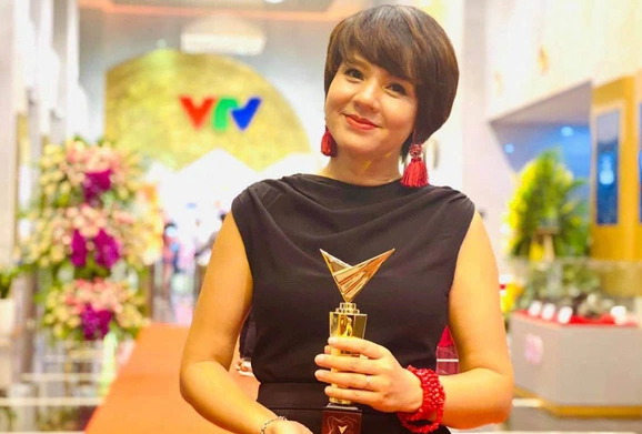 “Cặp đôi vàng” VTV Diễm Quỳnh – Anh Tuấn sau 30 năm lên sóng:Từ đôi MC ăn ý, bị nhầm là