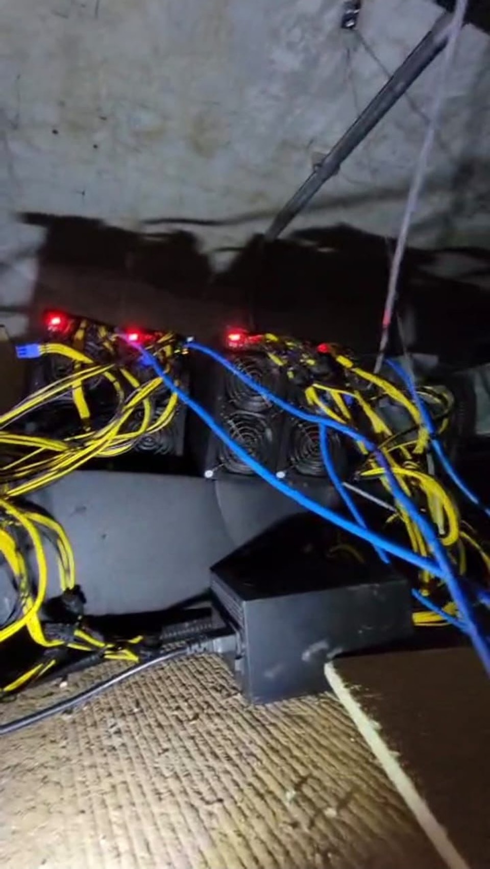 Nhận hóa đơn tiền điện cao hơn bình thường 30 triệu đồng, 2 viện dưỡng lão đồng loạt báo cảnh sát: Phát hiện cảnh tượng bất ngờ trên trần nhà