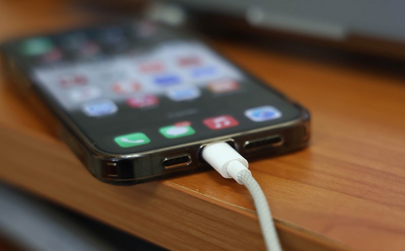 Hơn 90% người dùng smartphone vẫn cố sạc pin đầy 100%, chuyên gia nói thẳng: