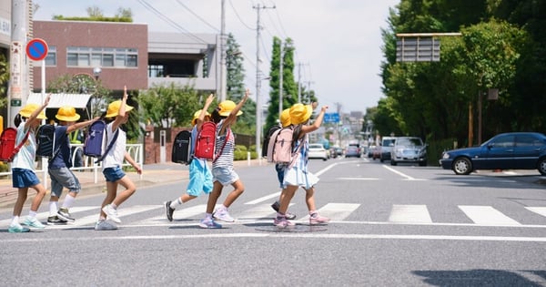 Tại sao phụ huynh Nhật Bản thường để con tự đi bộ đi học thay vì đưa đón?