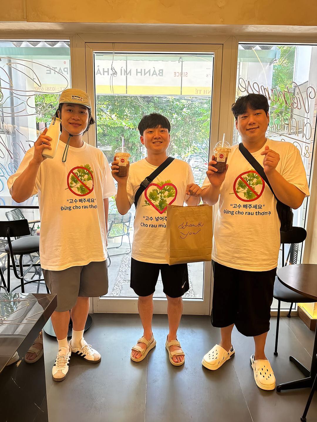 Ba du khách Hàn Quốc 