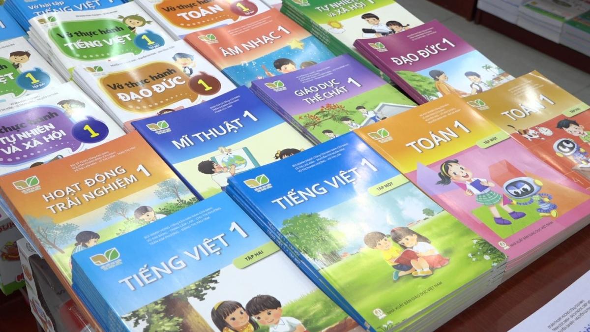 Sách giáo khoa được quản lý theo mô hình thư viện dùng chung, học sinh mượn – trả để tái sử dụng, góp phần tiết kiệm ngân sách và hạn chế lãng phí