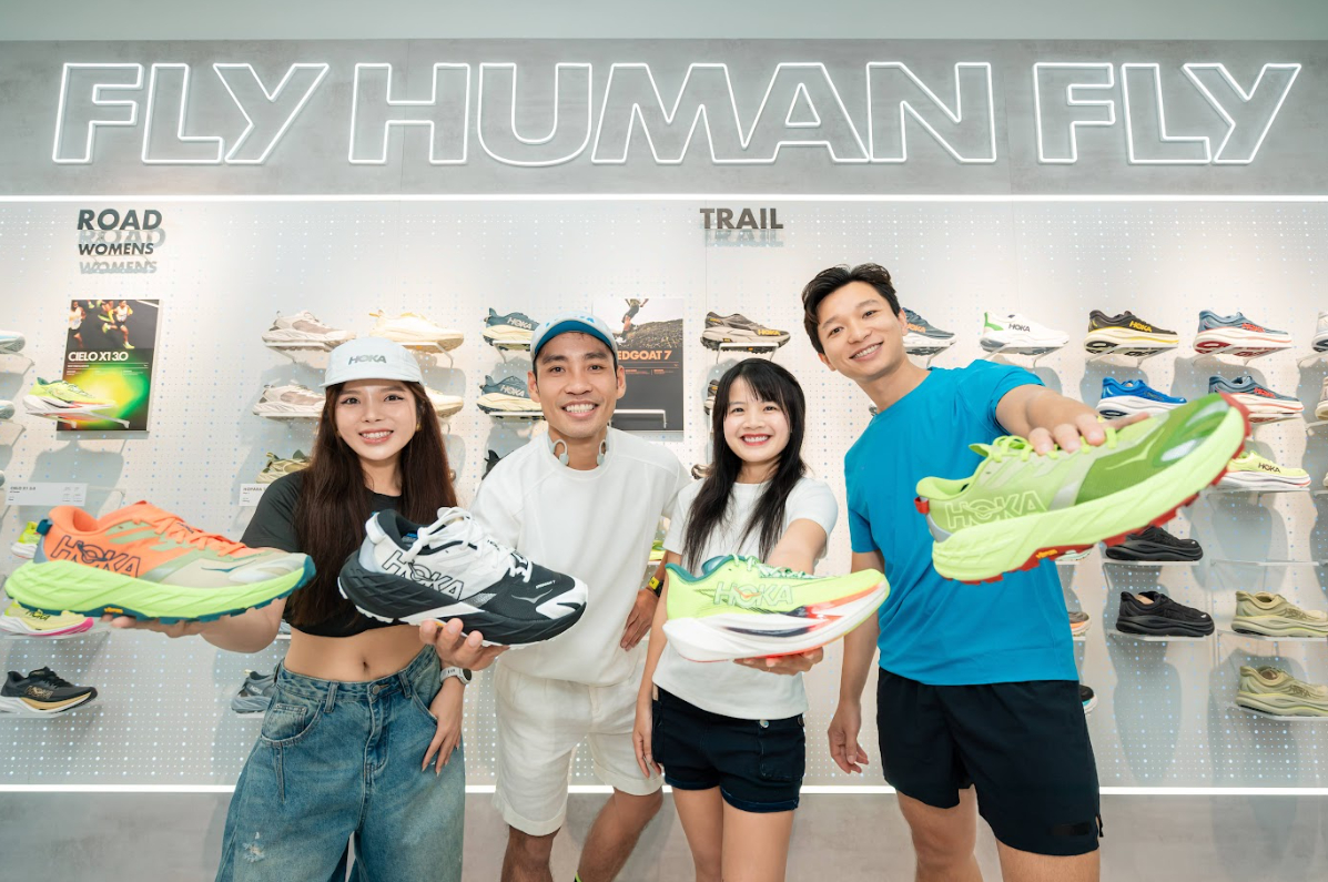 Cửa hàng thu hút rất đông khách hàng trong ngày khai trương