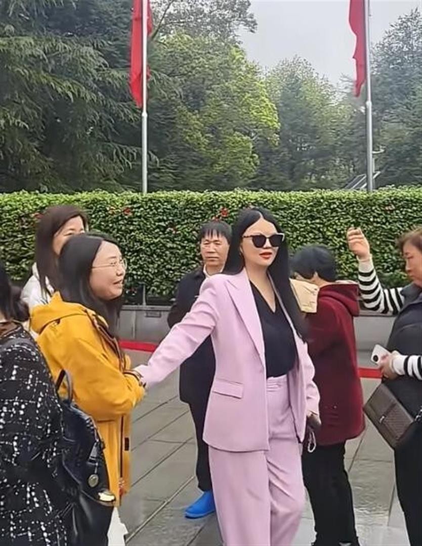 Lý Tương (áo hồng) cùng con gái Vương Thi Linh được bắt gặp tại Hồ Nam