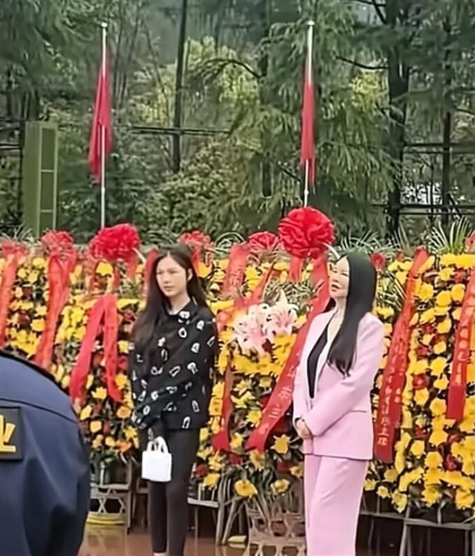 MC giàu nhất showbiz bất ngờ tái xuất cùng con gái sau 2 tháng ở ẩn vì nghi trốn thuế, gây chú ý vì 1 điều khác lạ