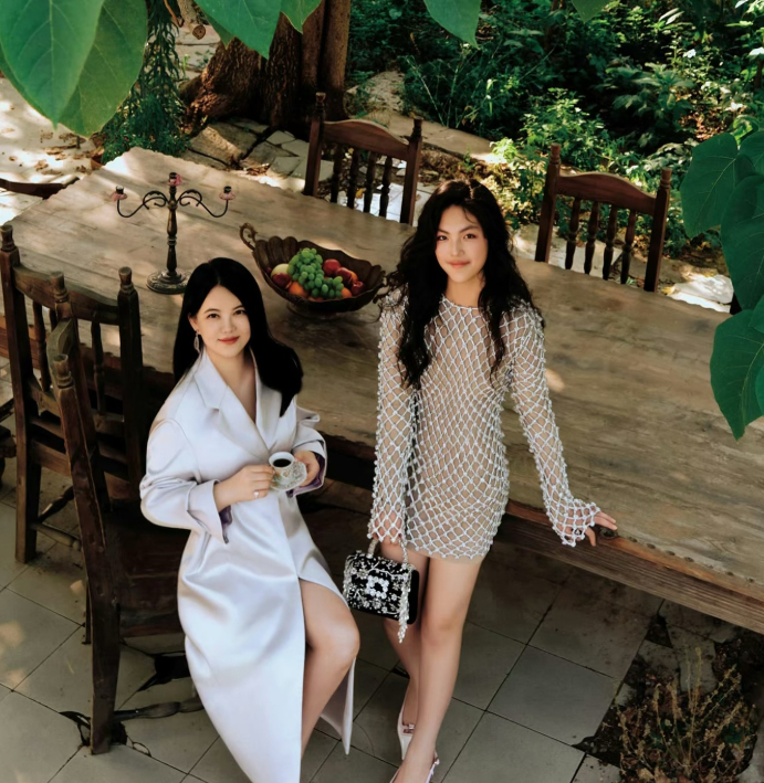 MC giàu nhất showbiz bất ngờ tái xuất cùng con gái sau 2 tháng ở ẩn vì nghi trốn thuế, gây chú ý vì 1 điều khác lạ