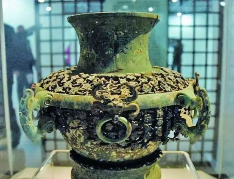 Đào sâu hơn 1m, 3 người đàn ông phát hiện hơn 20kg vàng liền báo chính quyền, được khen thưởng hơn 38 triệu đồng