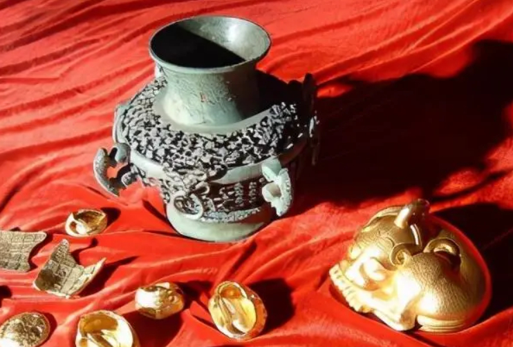 Đào sâu hơn 1m, 3 người đàn ông phát hiện hơn 20kg vàng liền báo chính quyền, được khen thưởng hơn 38 triệu đồng