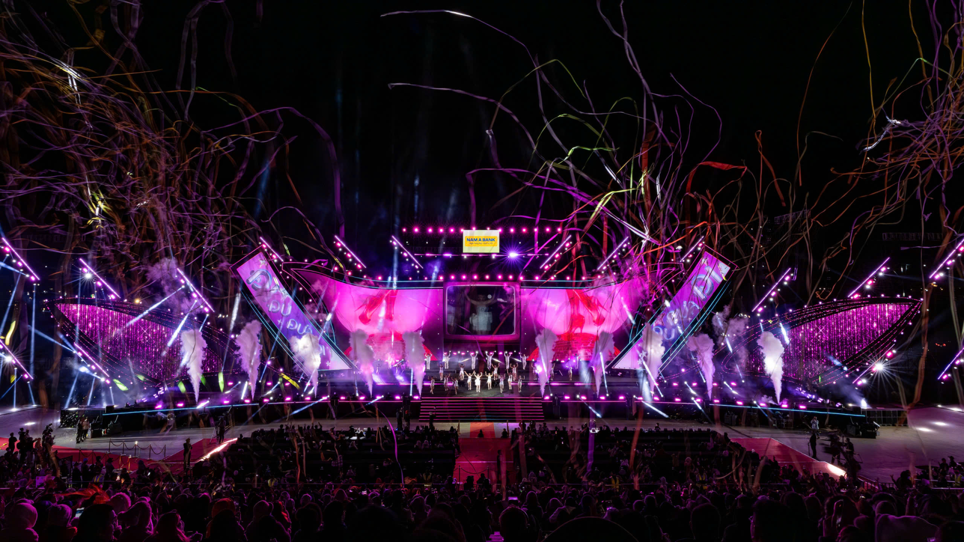 Đạo diễn Quỳnh Lê: Hành trình từ “không ai nhớ tên” đến những đại nhạc hội hàng chục nghìn khán giả