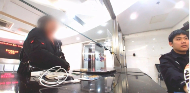 Bà Ngô đến Đồn Công an hỗ trợ điều 