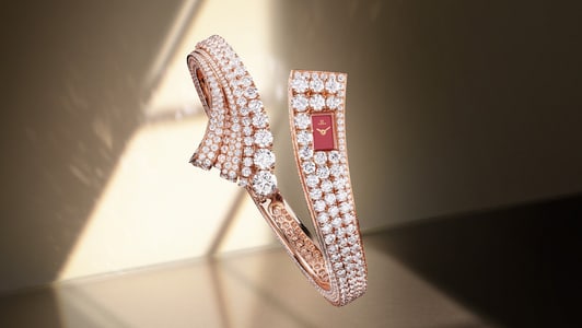 1 cỗ máy nhỏ hơn cả que diêm nhưng đủ sức làm khó cả ngành đồng hồ suốt gần 100 năm