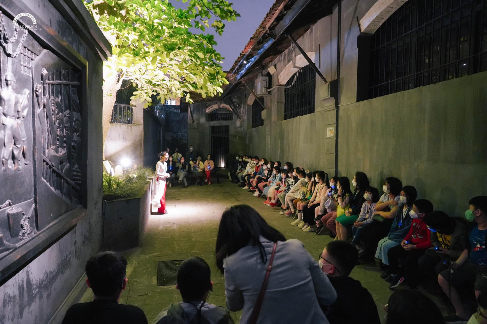 Những 'tour đêm' của nhà tù Hoả Lò luôn trong tình trạng 'cháy vé'. Ảnh: Di tích Nhà tù Hoả Lò