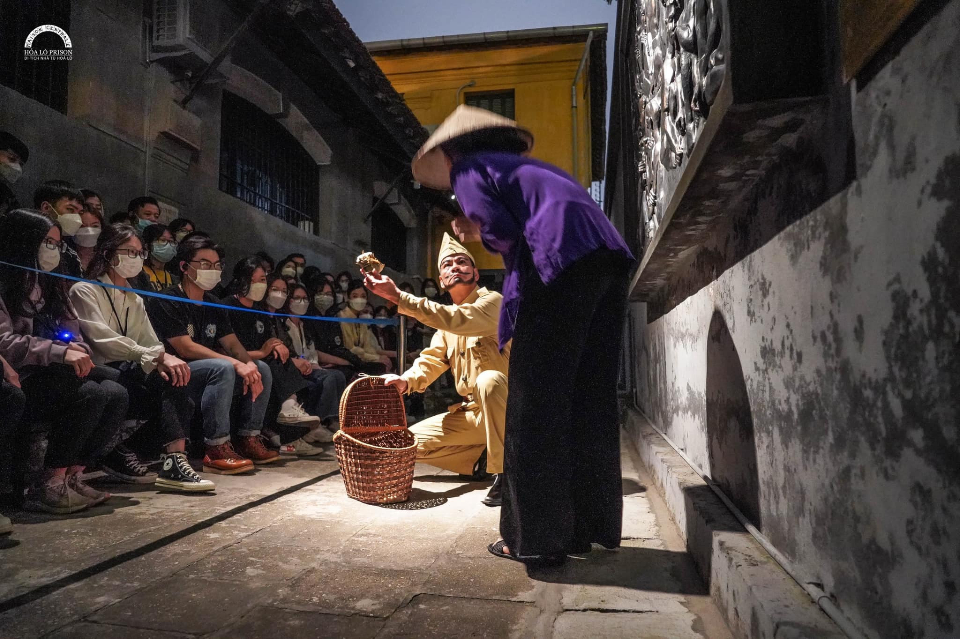 Những hoạt cảnh được kết hợp cùng âm thanh, ánh sáng và hệ thống tiếng động chân thực, đánh thức mọi cung bậc cảm xúc của du khách. Ảnh: Di tích Nhà tù Hoả Lò