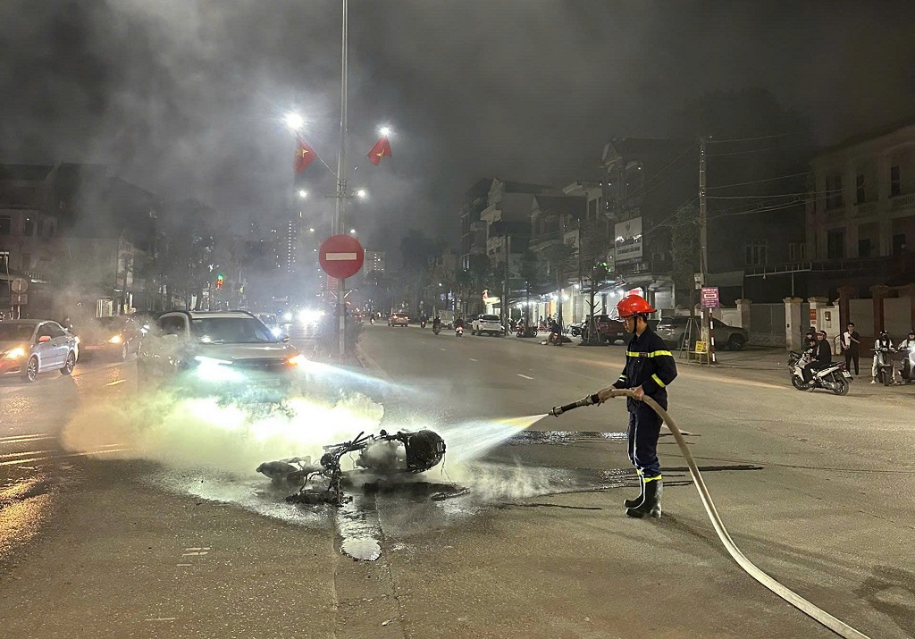         Cảnh sát PCCC&CNCH chữa cháy xe máy xảy ra tại đường Hồ Hán Thương ngày 12/3/2026. Ảnh: Công an tỉnh Nghệ An        