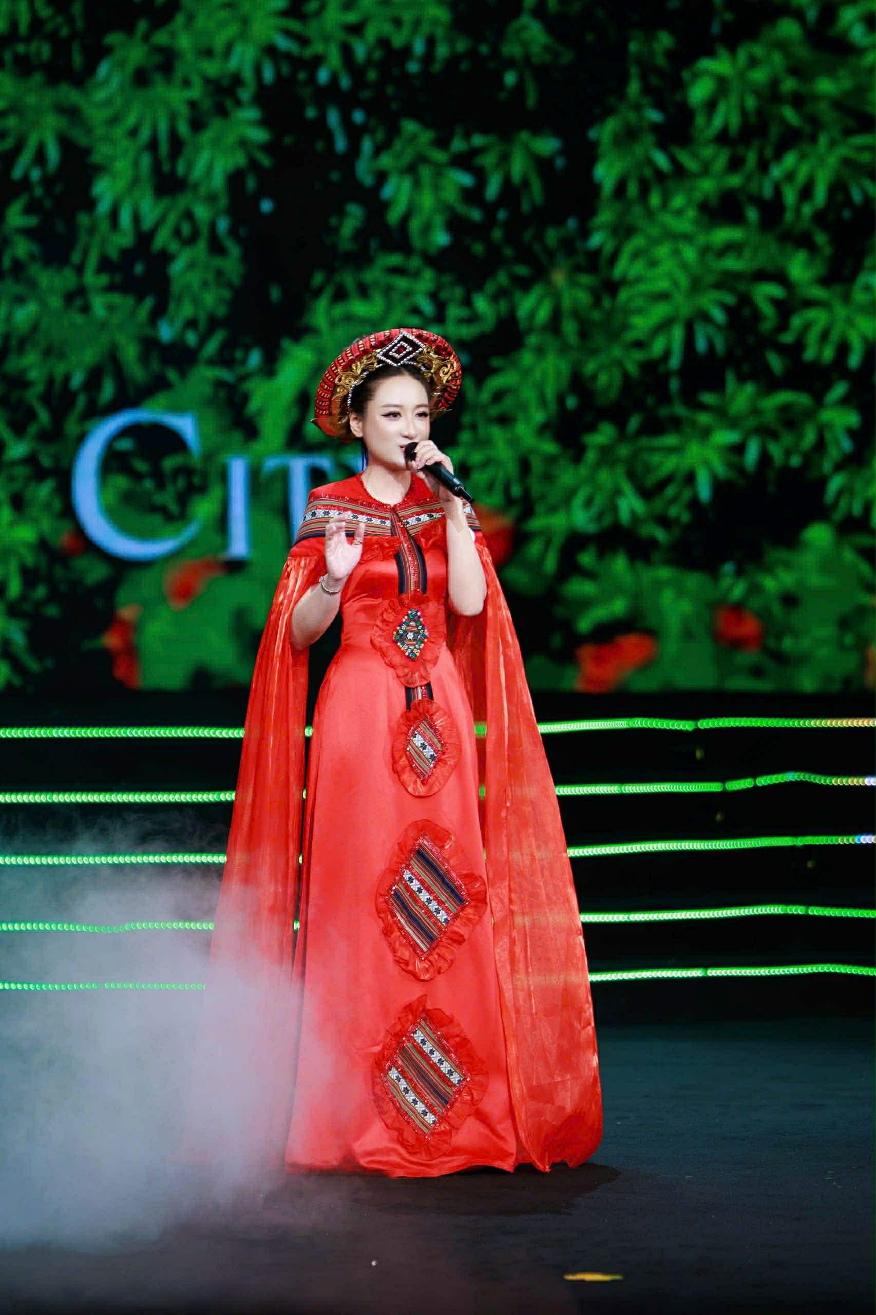 Á hậu là MC quen mặt trên VTV: Sở hữu học vấn ‘khủng’, thông thạo 3 ngoại ngữ, vừa gây sốt với màn trả lời song ngữ