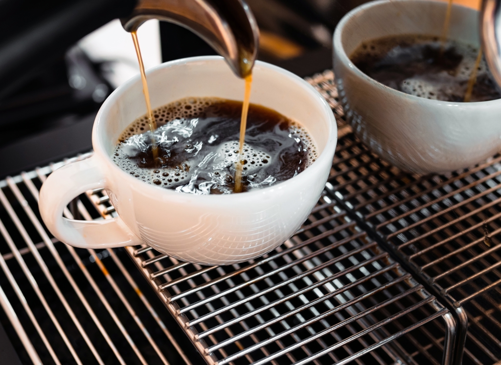 Người thường xuyên uống cà phê và người không uống, ai sống thọ hơn?