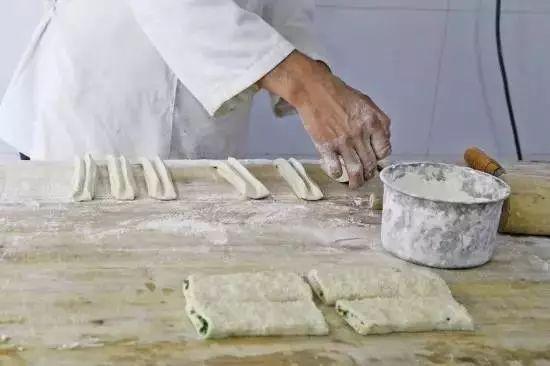 Phát hiện người đàn ông lãi hơn 115 triệu đồng/tháng, sở hữu 7 căn nhà nhờ bán loại bánh giá 11.000 đồng/cái