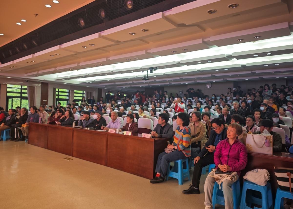 Lớp học AI dành cho người cao tuổi ở Trung Quốc kín chỗ